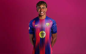 Yamal rompt avec sa petite amie de 25 ans.